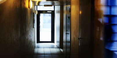 Politiet slo til mot 17-åringen og storebrorens leilighet: - Det var 15-20 politifolk